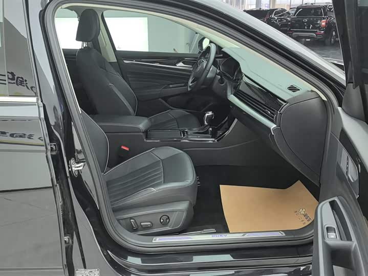 Фото 8 - Volkswagen Passat Hybrid