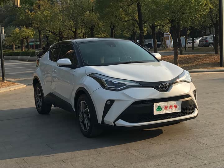 Фото 3 - Toyota C-HR