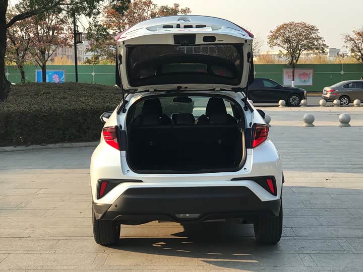 Фото 8 - Toyota C-HR