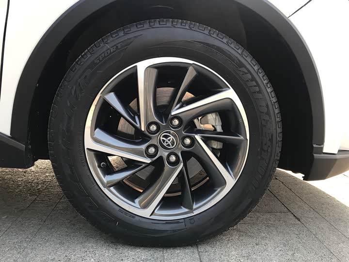 Фото 9 - Toyota C-HR