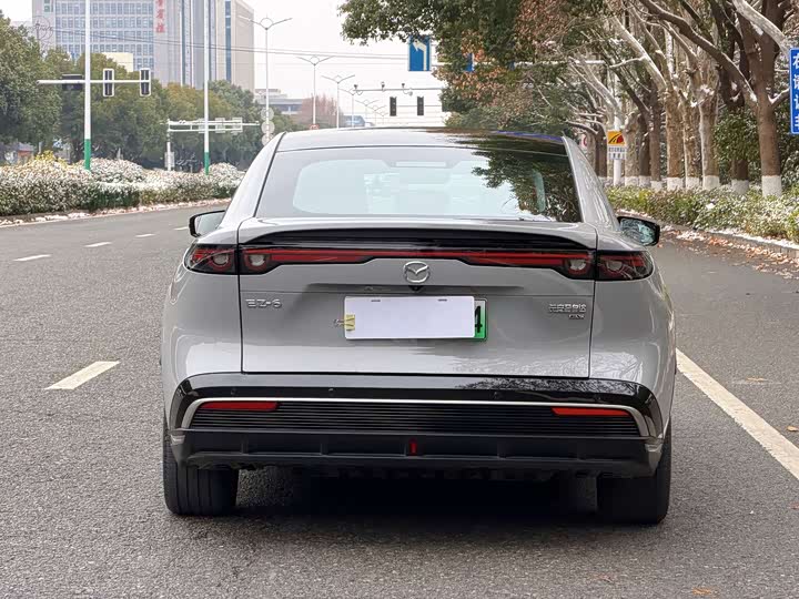 Фото 4 - Mazda EZ-6