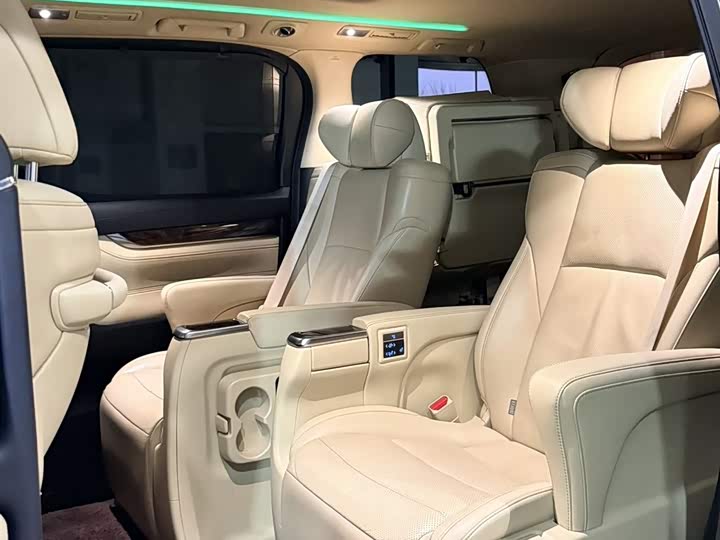 Фото 3 - Toyota Alphard