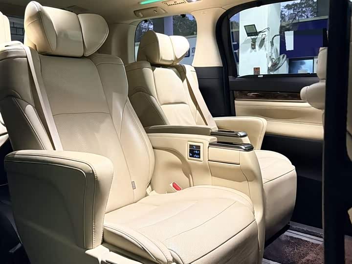 Фото 7 - Toyota Alphard