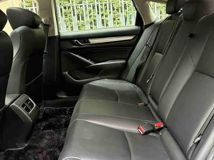 Фото 4 - Honda Accord