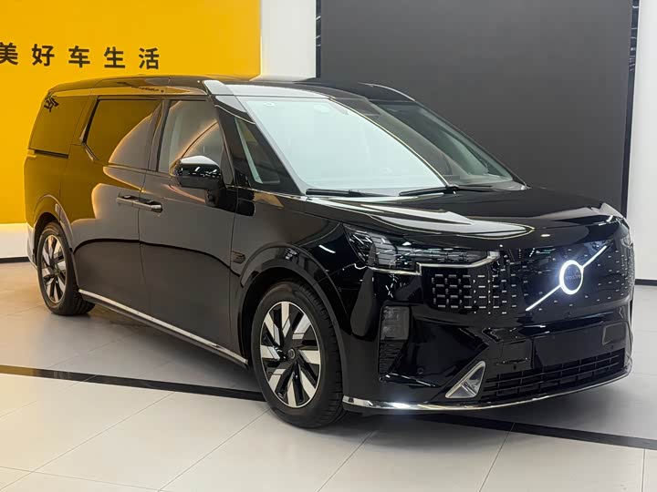 Фото 3 - Volvo EM90