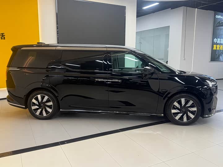 Фото 4 - Volvo EM90