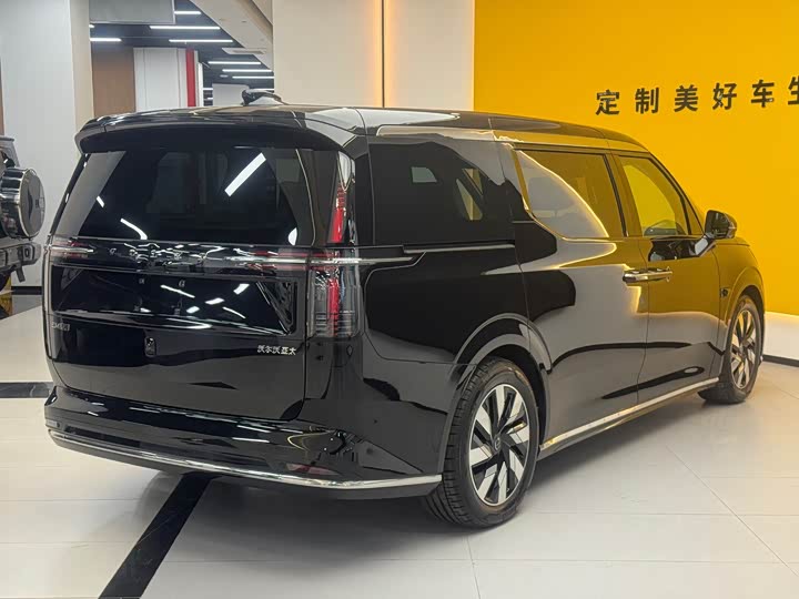 Фото 6 - Volvo EM90