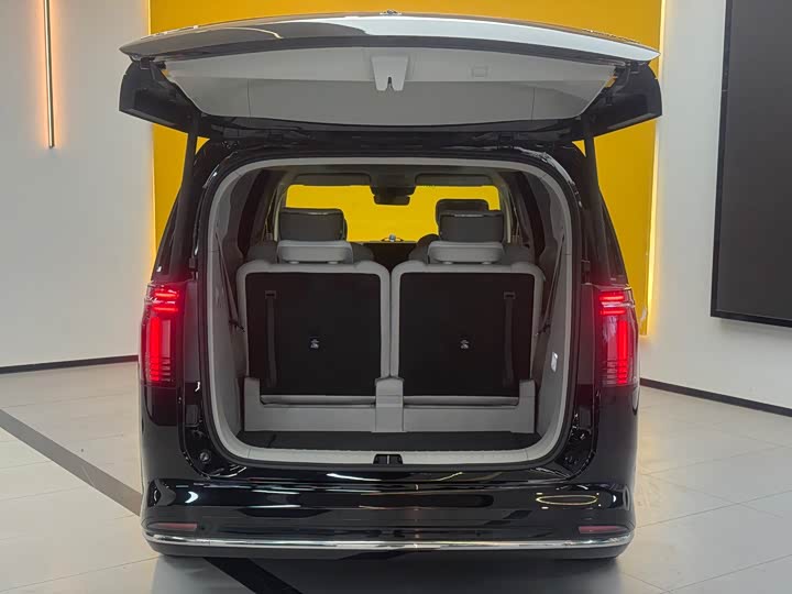 Фото 7 - Volvo EM90