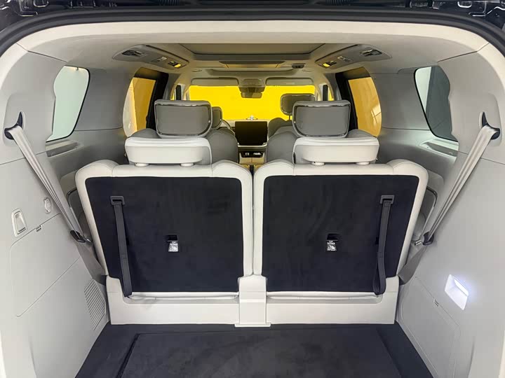 Фото 8 - Volvo EM90