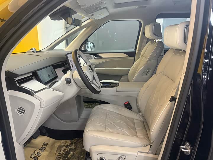 Фото 9 - Volvo EM90