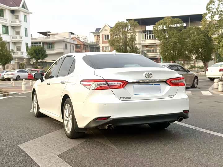 Фото 6 - Toyota Camry