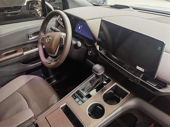 Фото 8 - Toyota Granvia