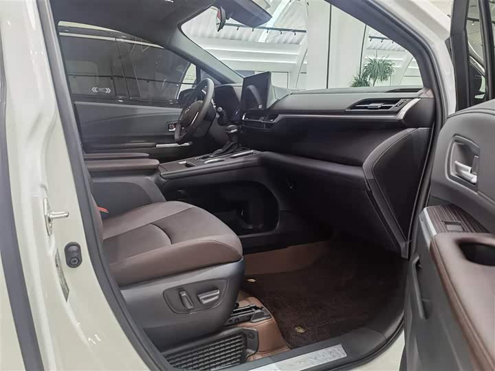 Фото 9 - Toyota Granvia