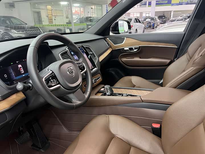 Фото 8 - Volvo XC90