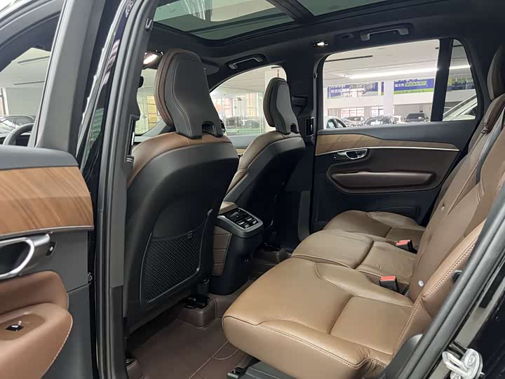 Фото 9 - Volvo XC90