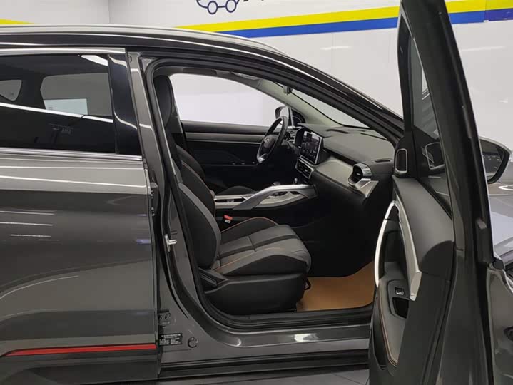 Фото 8 - Geely Coolray