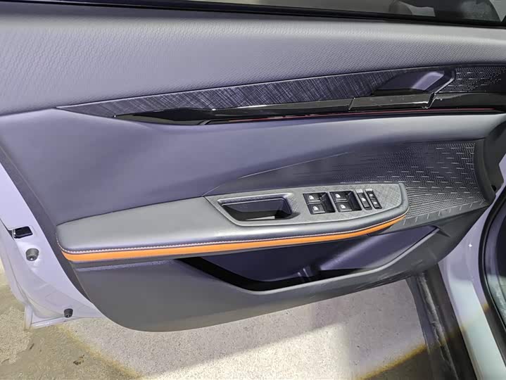 Фото 7 - Changan UNI-V