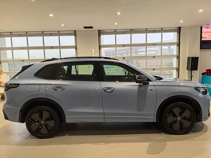 Фото 8 - Volkswagen Tiguan L Pro