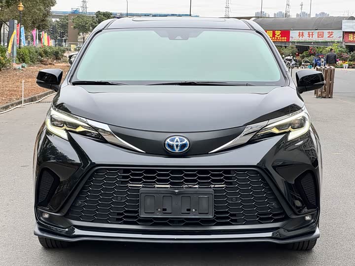 Фото 2 - Toyota Granvia