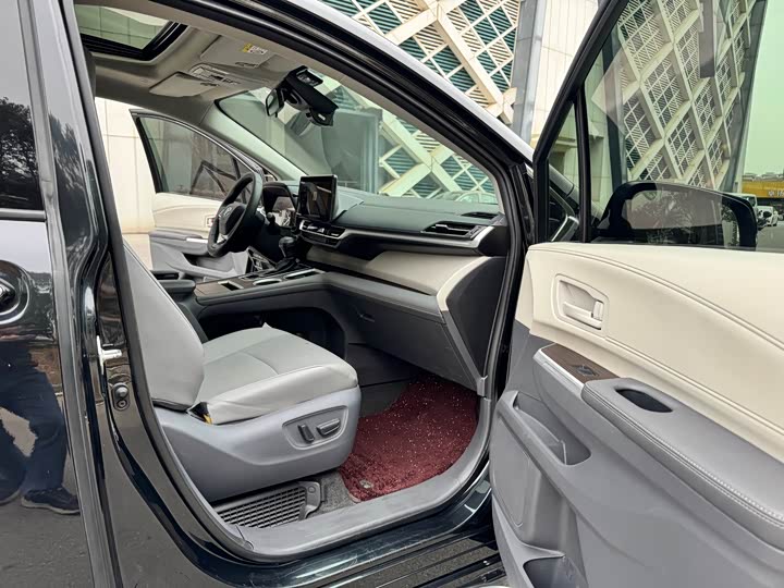 Фото 5 - Toyota Granvia