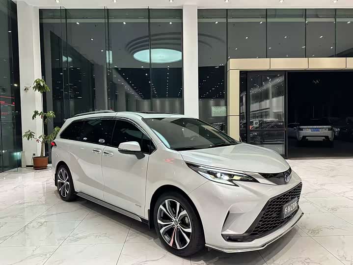 Фото 3 - Toyota Granvia