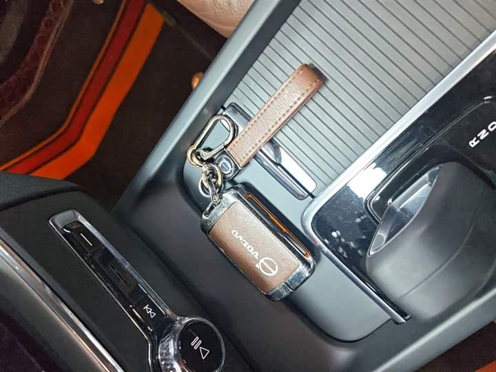 Фото 9 - Volvo XC60