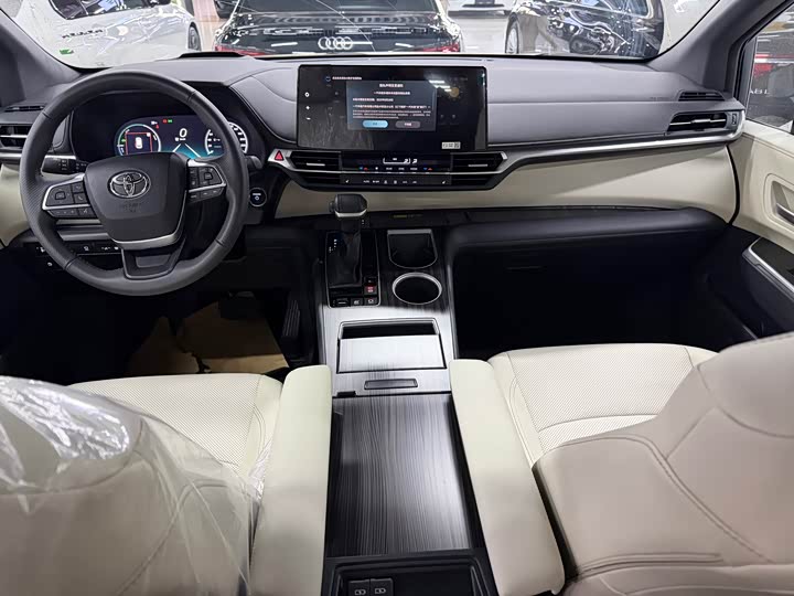 Фото 4 - Toyota Granvia