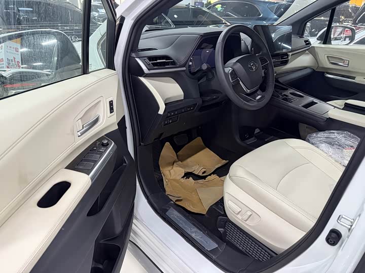 Фото 5 - Toyota Granvia