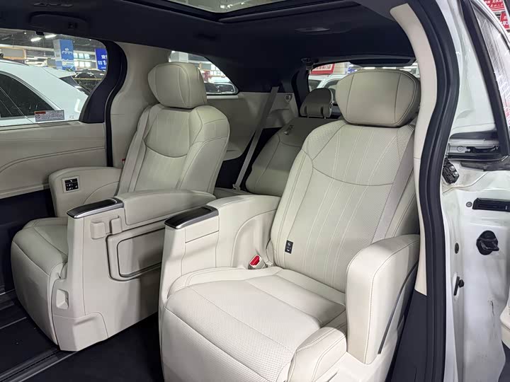 Фото 9 - Toyota Granvia