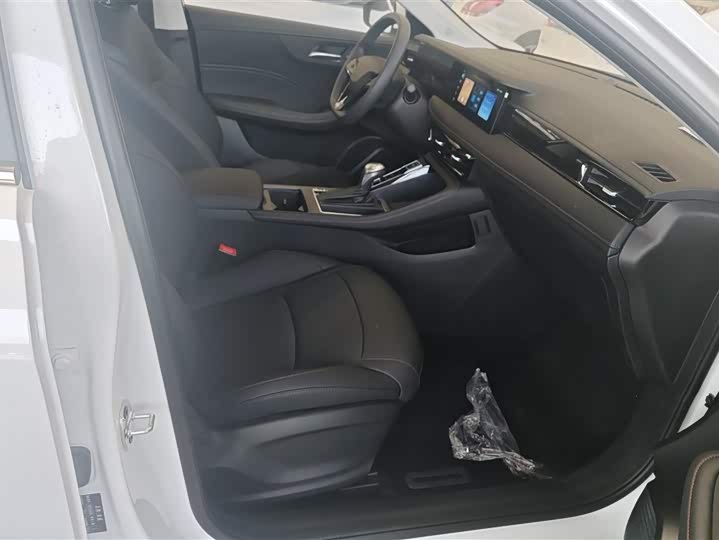 Фото 8 - Roewe i5