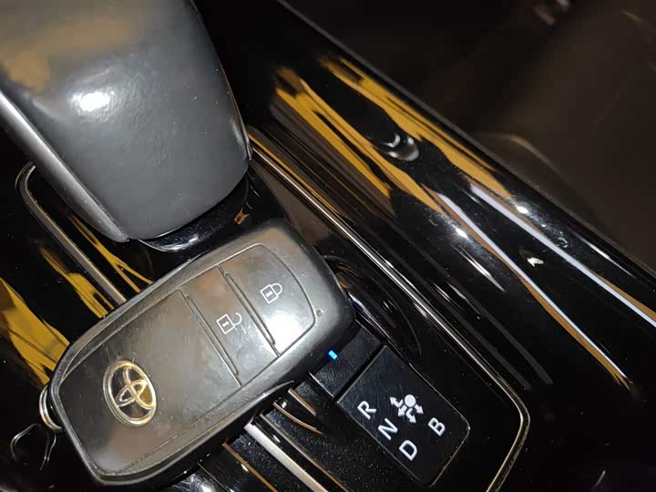 Фото 9 - Toyota C-HR EV