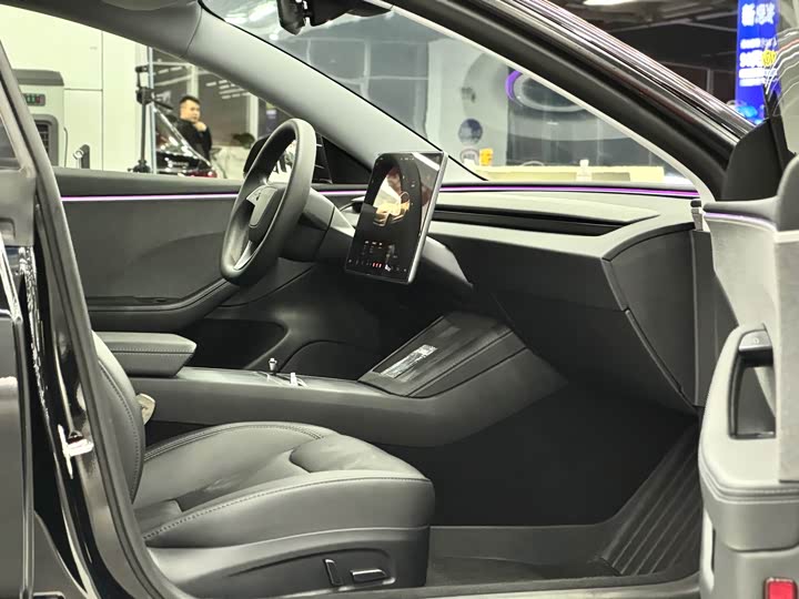 Фото 9 - Tesla Model 3