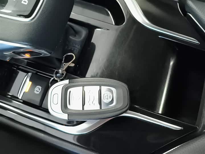 Фото 9 - Hongqi E-QM5