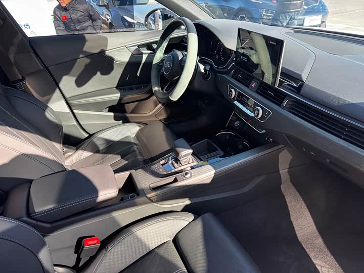 Фото 4 - Audi A4L