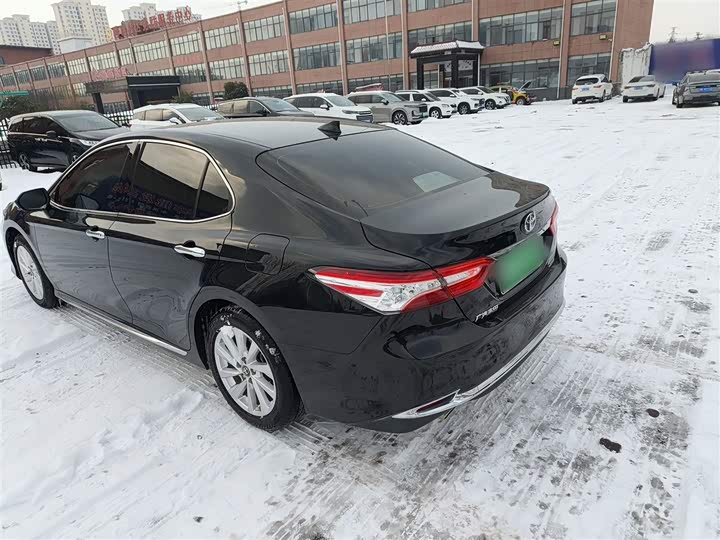 Фото 5 - Toyota Camry