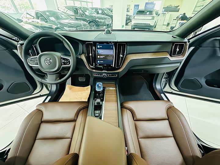 Фото 9 - Volvo XC60 Hybrid