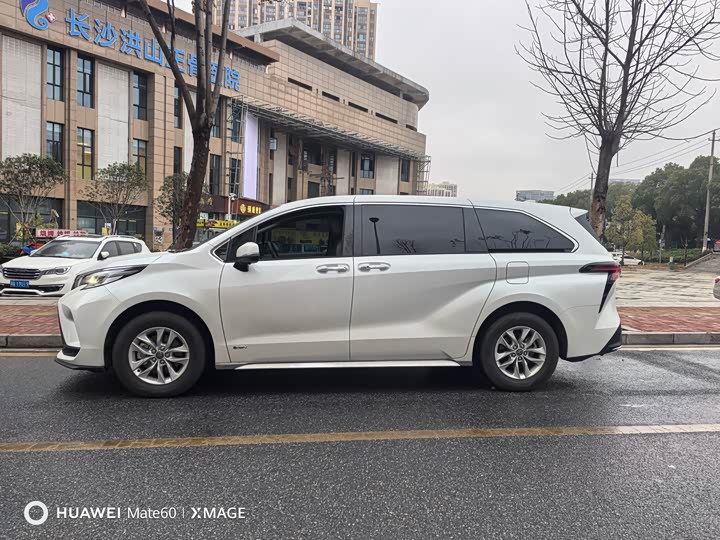 Фото 2 - Toyota Granvia