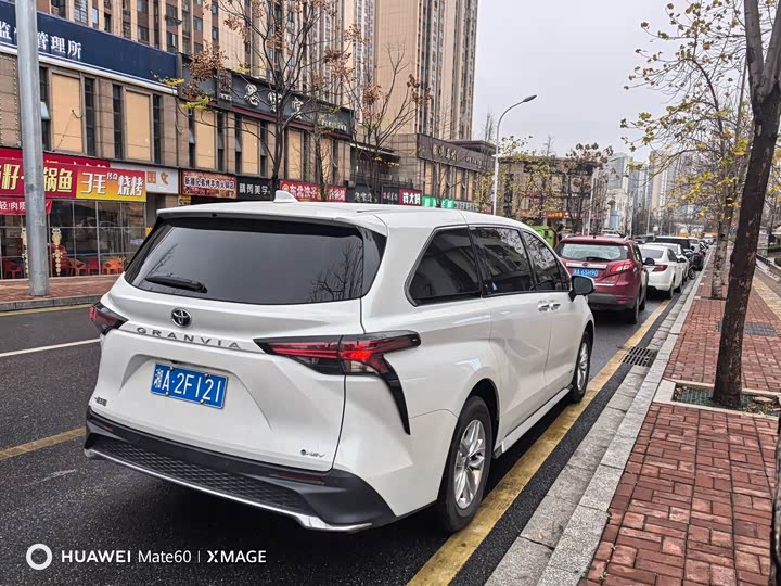 Фото 3 - Toyota Granvia