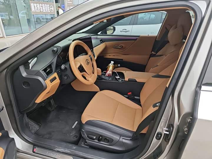 Фото 7 - Lexus ES