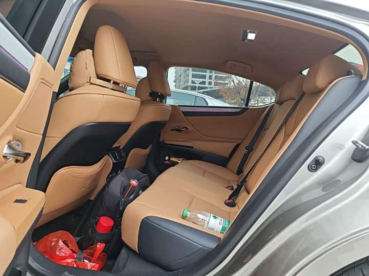 Фото 8 - Lexus ES