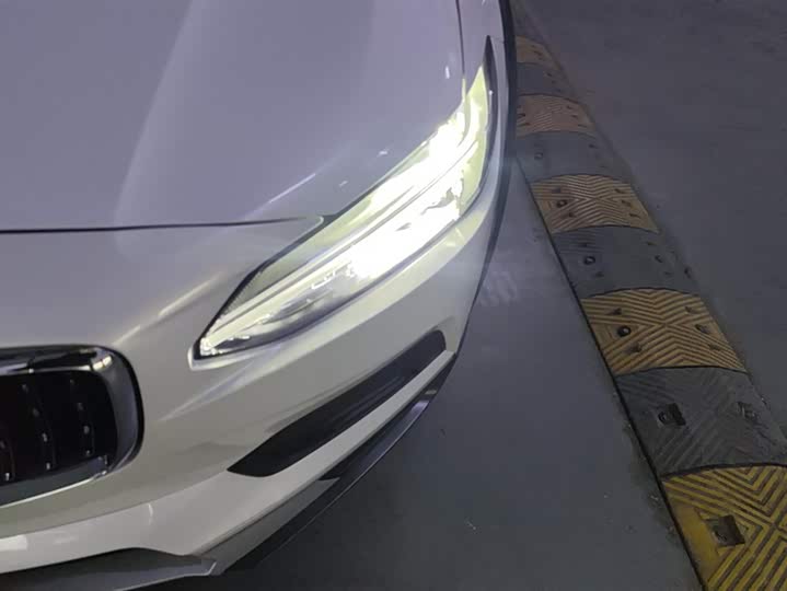 Фото 5 - Volvo V90