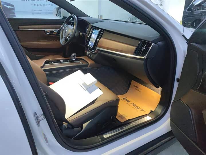 Фото 8 - Volvo V90