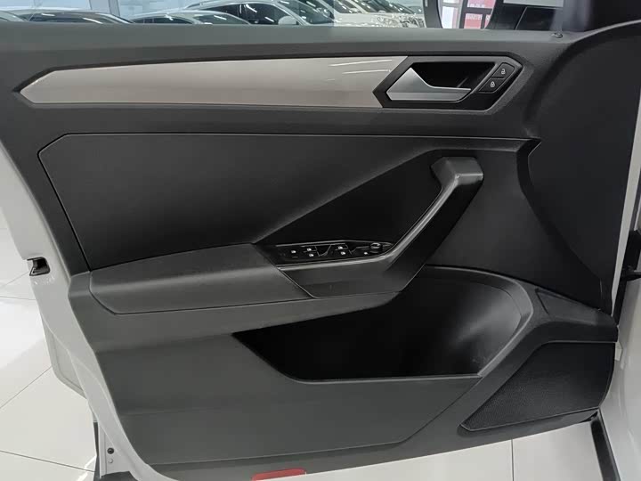 Фото 9 - Volkswagen T-Roc