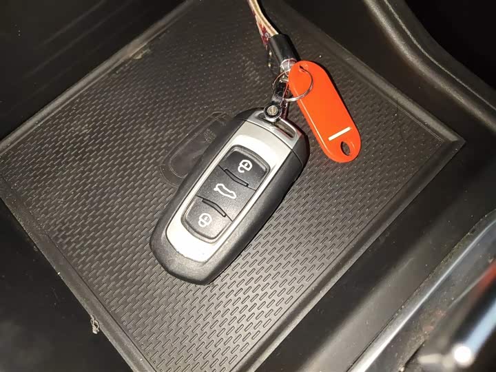 Фото 9 - Geely Vision X3