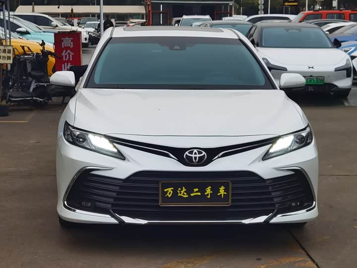 Фото 2 - Toyota Camry
