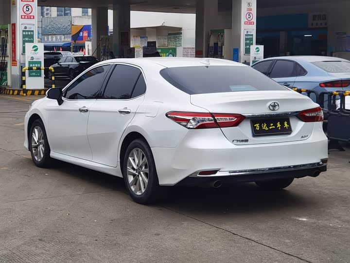 Фото 4 - Toyota Camry