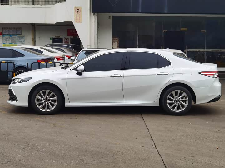 Фото 6 - Toyota Camry