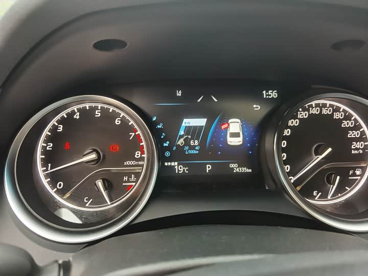 Фото 8 - Toyota Camry