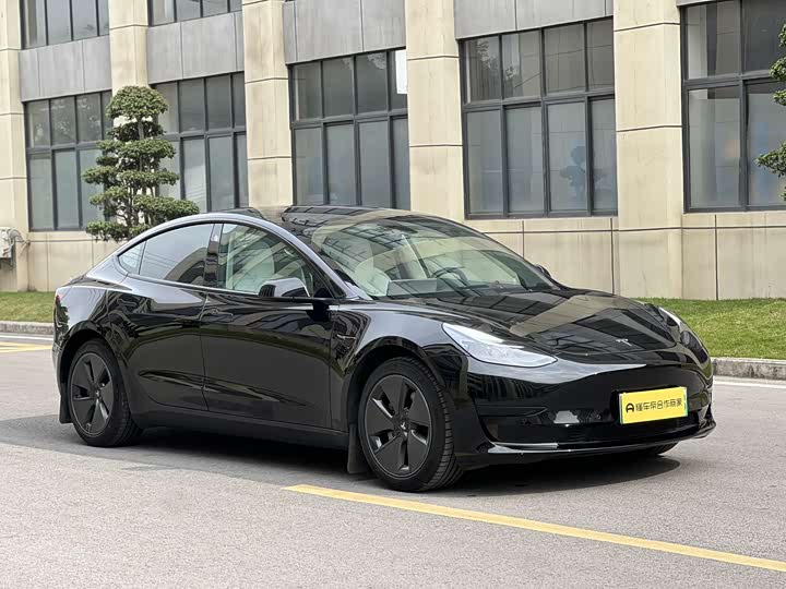 Фото 3 - Tesla Model 3