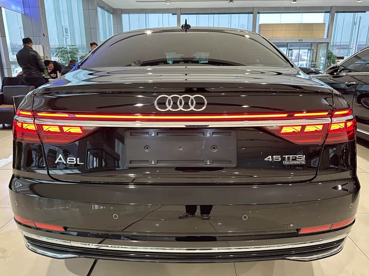 Фото 4 - Audi A8